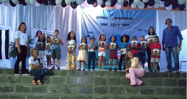 Alunos do Ensino Fundamental da Escola Estadual Dr. Juscelino Barbosa, em Capelinha, participam de projeto de leitura. Foto: Divulgação